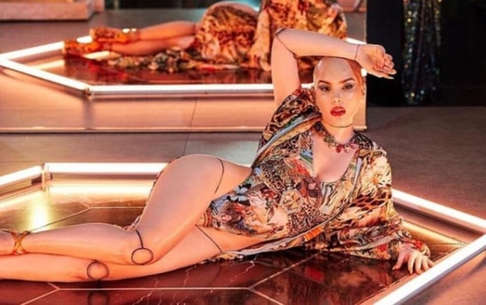 El traje de baño de corte alto de Belinda es el más hot