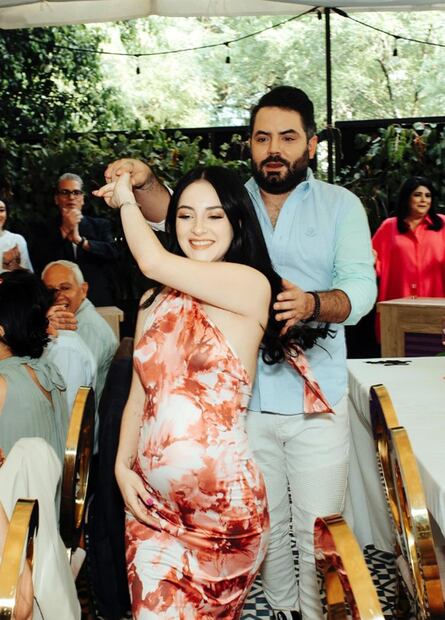 José Eduardo y Paola Dalay bailan el tema "Men i feel like a woman" durante el baby shower.
Foto: Instagram