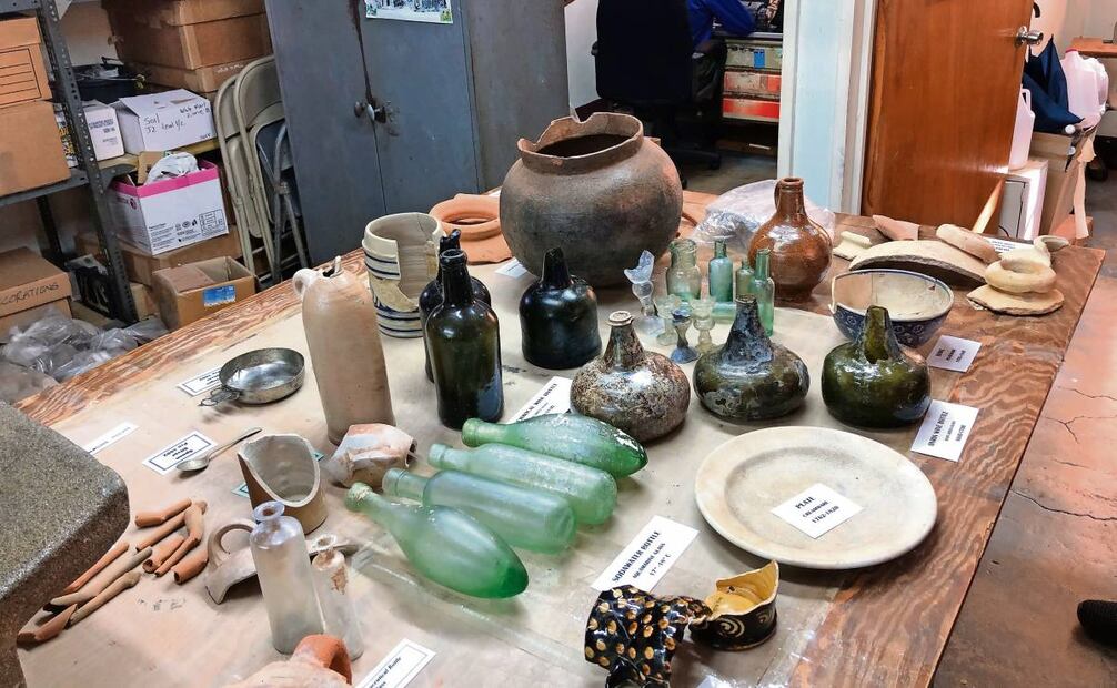 Pipas de época para fumar tabaco, botellas, vasijas y otros objetos de la hundida ciudad de Port Royal que han sido recuperados gracias a la colaboración de mexicanos e isleños. Foto: INAH-SAS