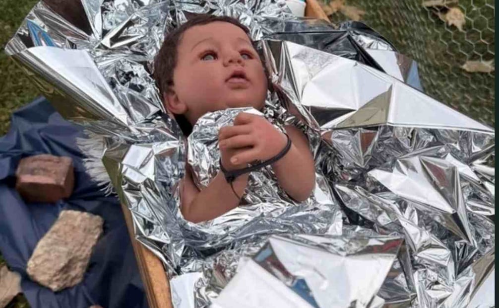 el Niño Jesús tiene las manos atadas y está cubierto por una manta de papel de aluminio. Foto: Captura de Pantalla de X