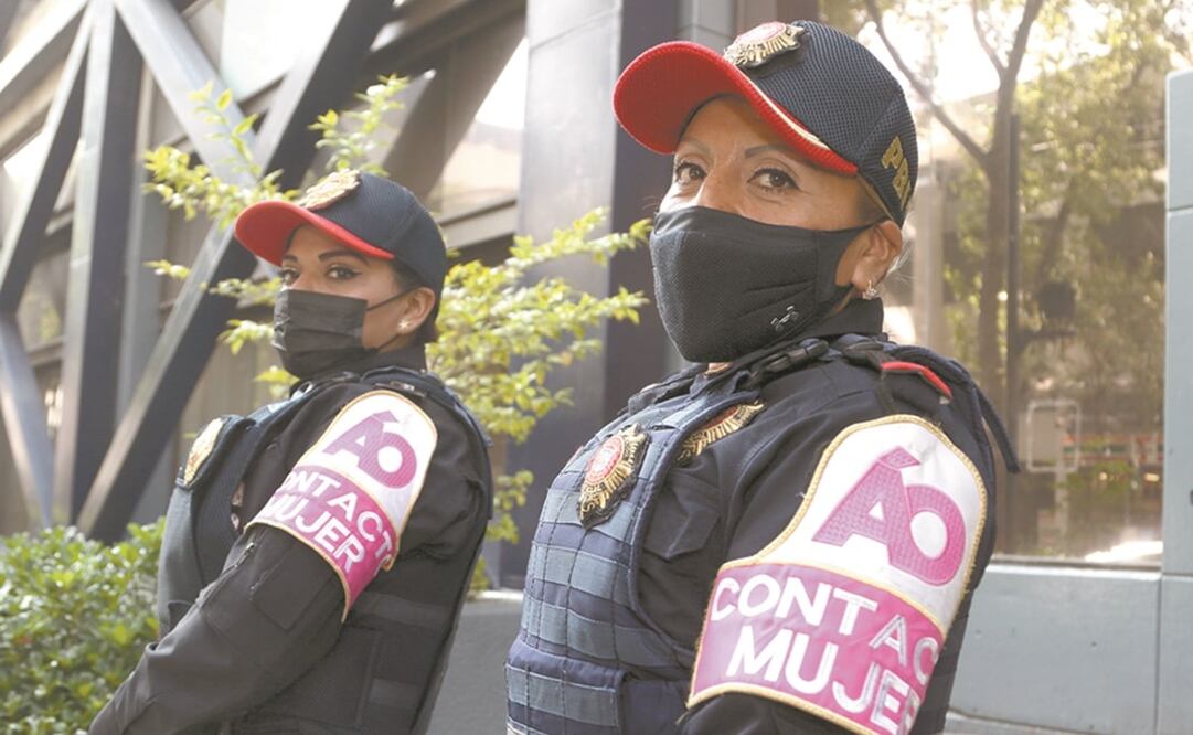 Emiliana Villa y Karina Mancilla forman parte de un grupo especial que violencia de género. Se identifican por un brazalete rosa. Foto: Carlos Mejía. El Universal