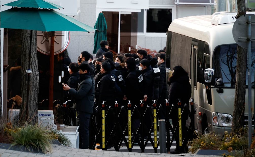 Un tribunal de Seúl emitió una orden de arresto contra el expresidente surcoreano Yoon Suk Yeol, destituido tras imponer brevemente la ley marcial en diciembre de 2024. La orden se ejecutó el 3 de enero de 2025 en su residencia, con la participación de autoridades anticorrupción y policías. (02/01/25) Foto: EFE