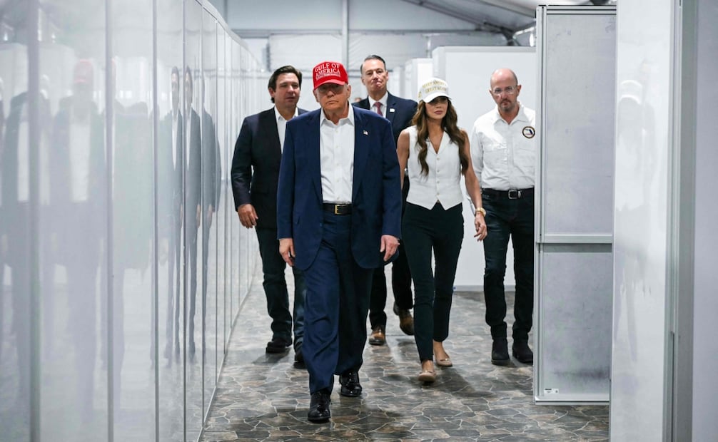 El presidente de Estados Unidos, Donald Trump, el gobernador de Florida, Ron DeSantis, y la secretaria de Seguridad Nacional, Kristi Noem, recorren una sección de instalaciones médicas durante un recorrido por un centro de detención de migrantes, conocido como "Alligator Alcatraz", ubicado en el antiguo Aeropuerto de Entrenamiento y Transición Dade-Collier en Ochopee, Florida, el 1 de julio de 2025. Foto: AFP