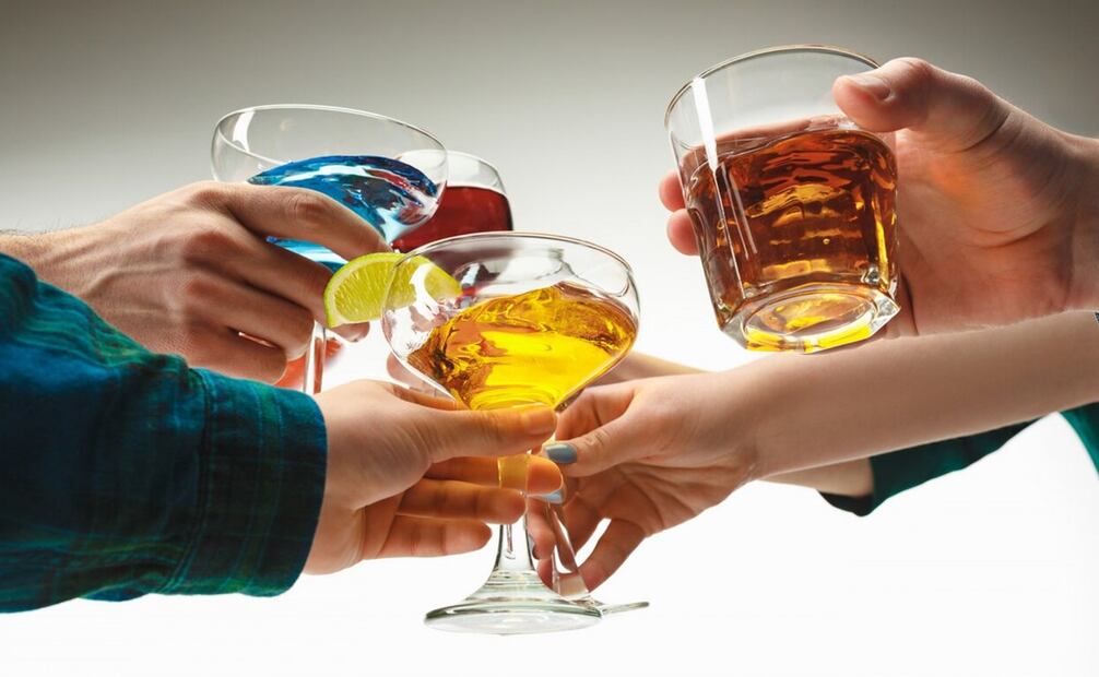 Las calorías de las bebidas alcohólicas se almacenan en el cuerpo a manera de grasa. Foto: Freepik