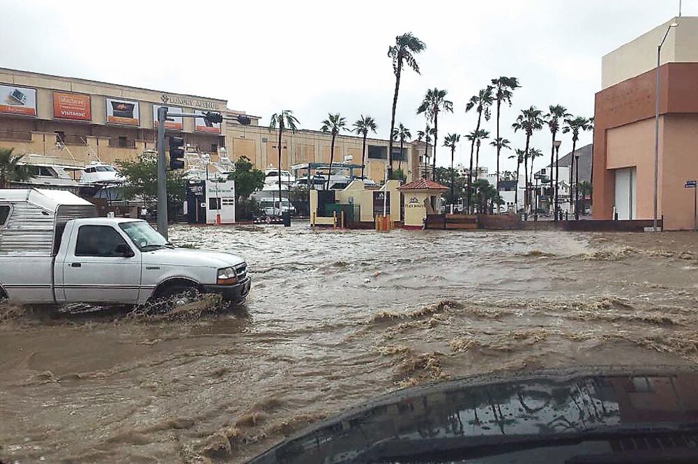 Después de la llegada de la tormenta tropical a Baja California Sur, que causó severas inundaciones, autoridades anunciaron la apertura de 16 albergues en Los Cabos y siete más en La Paz (ESPECIAL)