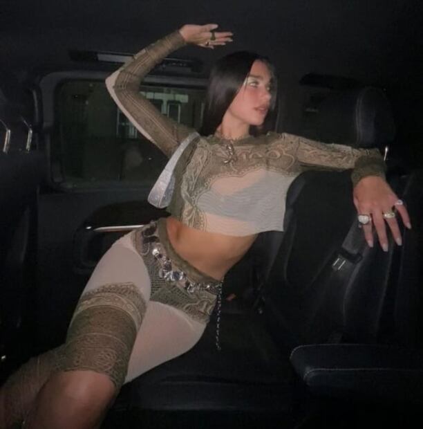 Dua Lipa muestra su ropa interior con biker short y top transparentes