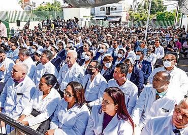 Desempleo de médicos mexicanos, frente a la contratación de cubanos, un fallo en el sistema de salud: "The Lancet"