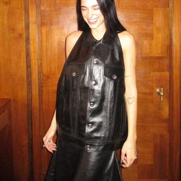 Dua Lipa enseña cómo llevar un "total look" de cuero esta temporada