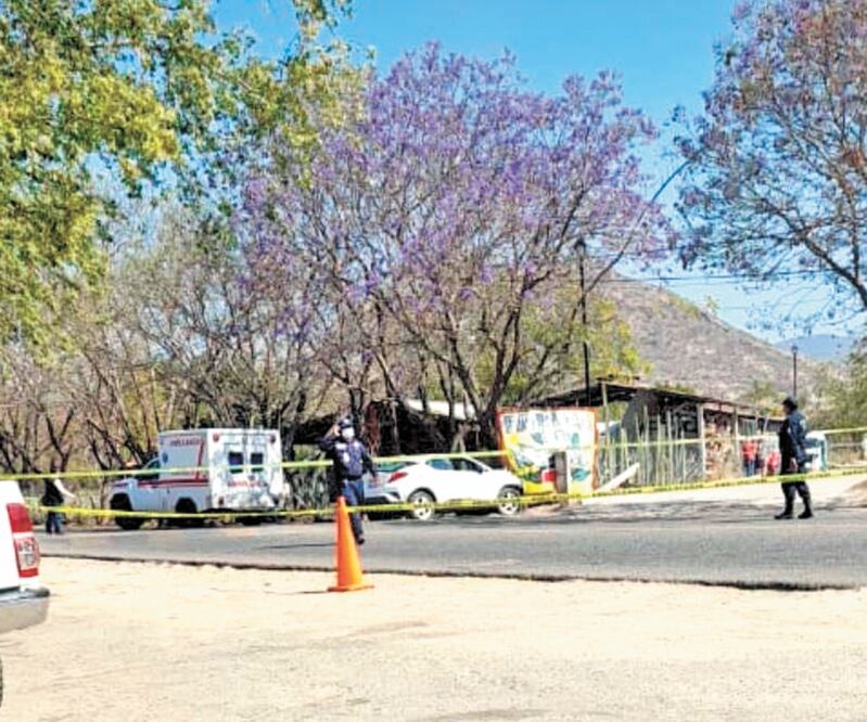 El asesinato ocurrió en la carretera federal 175,  a la altura de la desviación a Santo Tomás Jalieza. Foto: Especial. 