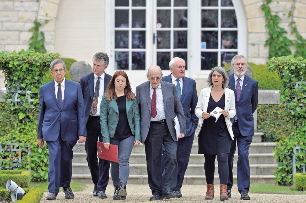 Cuauhtémoc Cárdenas, Jonathan Powell, Irati Agorria Cuevas, Michel Camdessus, Bertie Ahern, Anaiz Funosas y Gerry Adams en la Villa Arnaga, donde firm a ro n la declaración que avala la disolución de ETA. VINCENT WEST. REUTERS