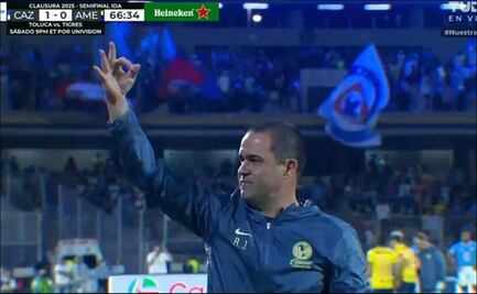 André Jardine le hace el gesto del tricampeonato a afición del Cruz Azul; el brasileño fue expulsado del Clásico Joven