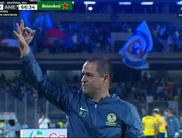 André Jardine le hace el gesto del tricampeonato a afición del Cruz Azul; el brasileño fue expulsado del Clásico Joven