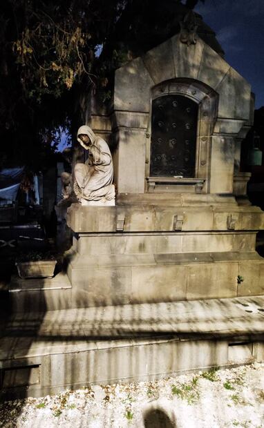 A causa de la idea que la superstición y las historias de fantasmas generan en torno a un cementerio, el ambiente nocturno resalta su atractivo como espacio recreativo. Foto: Raúl J. Fontecilla.