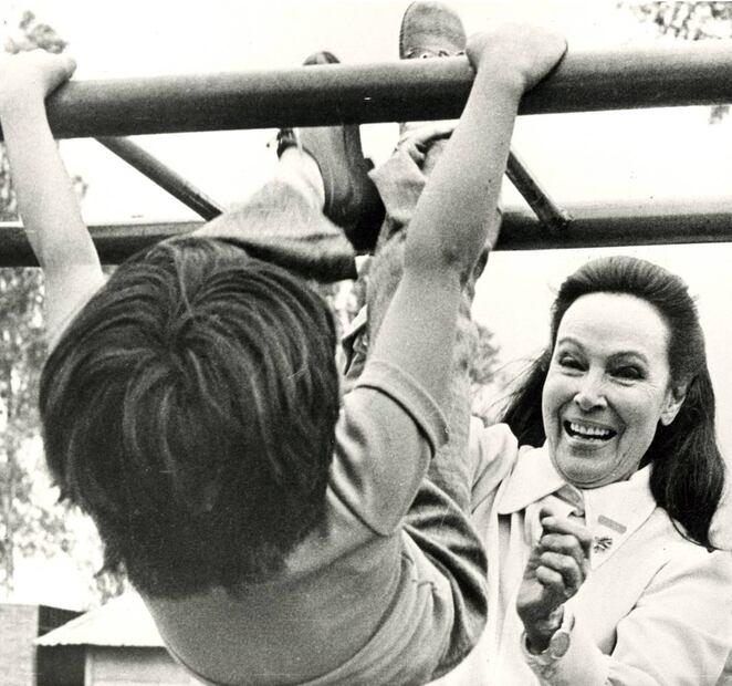 En la década de los 70, la vocación de Dolores del Río con las infancias seguía vigente, como ya se había visto en épocas pasadas de su vida. Archivo EL UNIVERSAL.