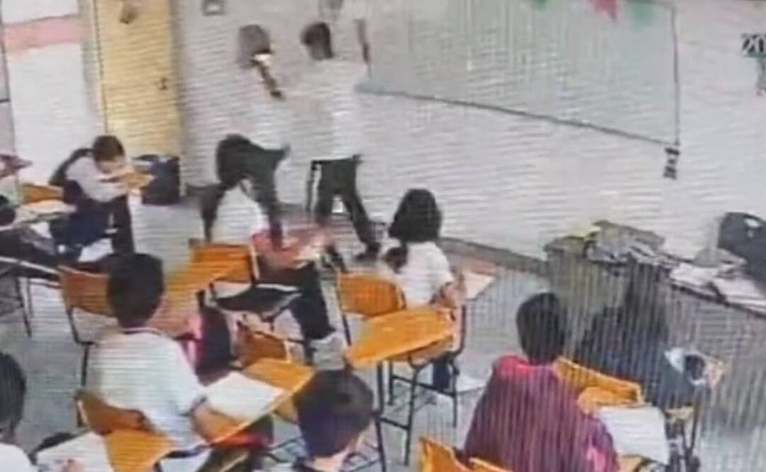 Momento exacto en que un alumno de secundaria apuñaló a su profesora en Coahuila. Foto: Captura de pantalla/El Universal