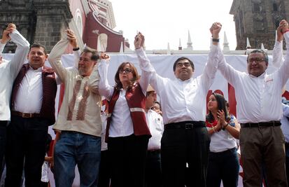 Barbosa y Yeidckol encabezan marcha contra presunto fraude electoral en Puebla