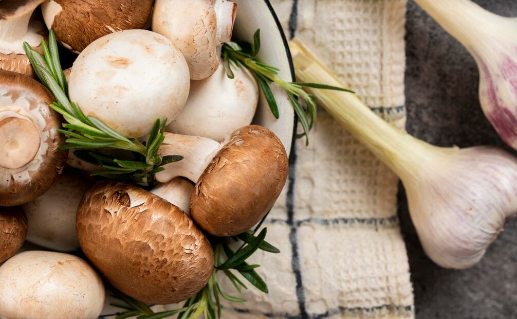 Si ya limpiaste tus champiñones y no vas a consumirlos, guárdalos en el refrigerador. Foto: Freepik