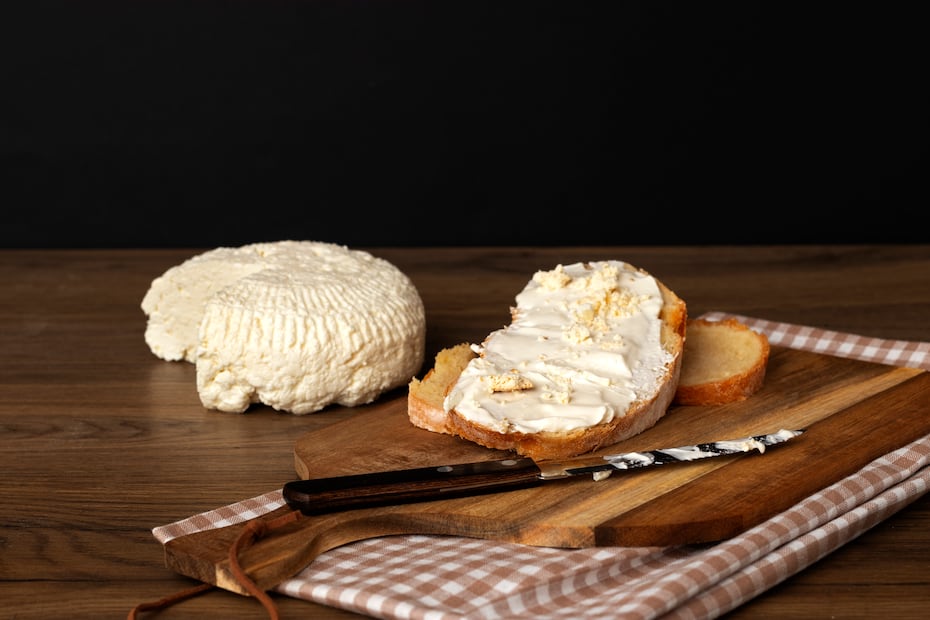 El queso crema aporta una textura suave y un sabor equilibrado a las enchiladas verdes. Foto: Freepik