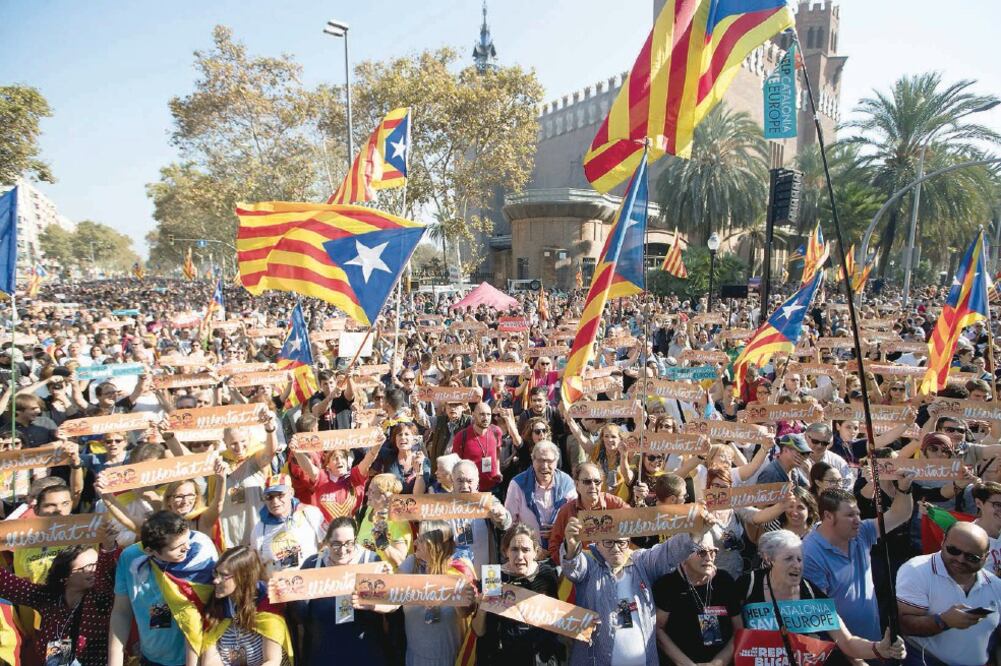 Celebración en Barcelona, el viernes pasado, luego de que el Parlamento aprobó la independencia de Cataluña. (ARCHIVO. EL UNIVERSAL)