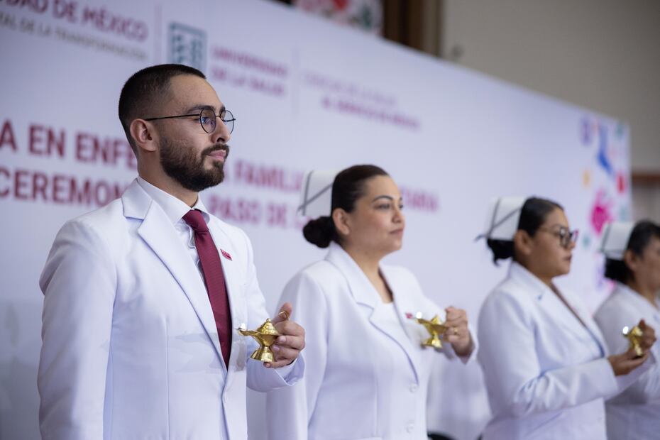 Durante la ceremonia, denominada “Paso de la Luz”, la mandataria capitalina resaltó su compromiso por continuar impulsando la formación de profesionales de la salud en la Ciudad de México. (Foto: especial)