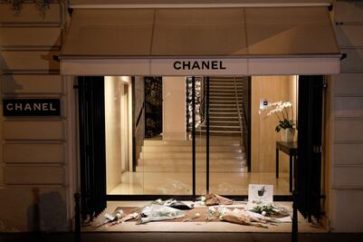 Seguidores de Karl Lagerfeld colocan flores en oficinas centrales de Chanel