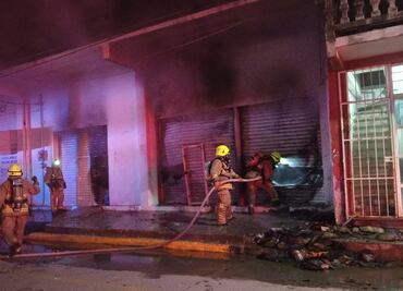 Chocan versiones oficiales sobre incendio en comercio de Juchitán, Oaxaca; SSCPC afirma que fue provocado, pero Fiscalía lo descarta