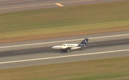 VIDEO: ¡Sobre una rueda! Así aterrizó de emergencia un avión en aeropuerto de Boston