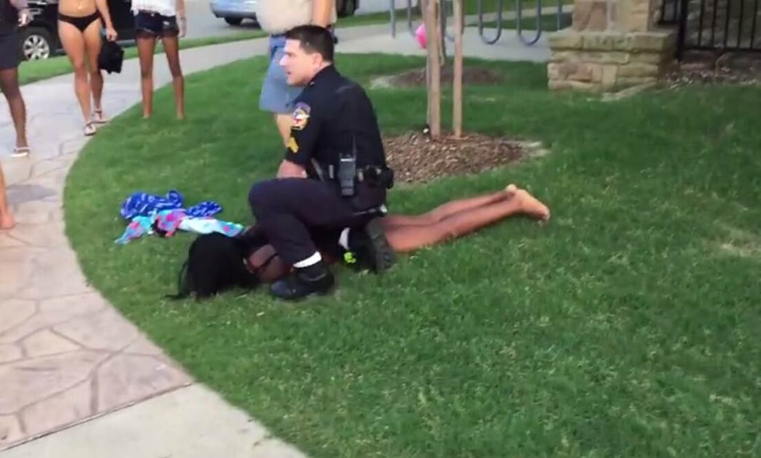 Renuncia policía de Texas que sometió a afroamericana