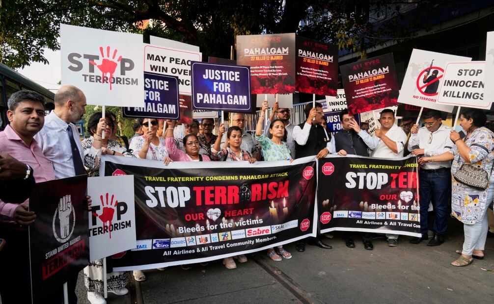 Miembros de aerolíneas y proveedores de instalaciones turísticas caminan en procesión con carteles durante una protesta contra el asesinato de turistas por parte de militantes cerca de Pahalgam en la Cachemira controlada por la India, en Calcuta, India, el jueves 24 de abril de 2025. Foto: AP