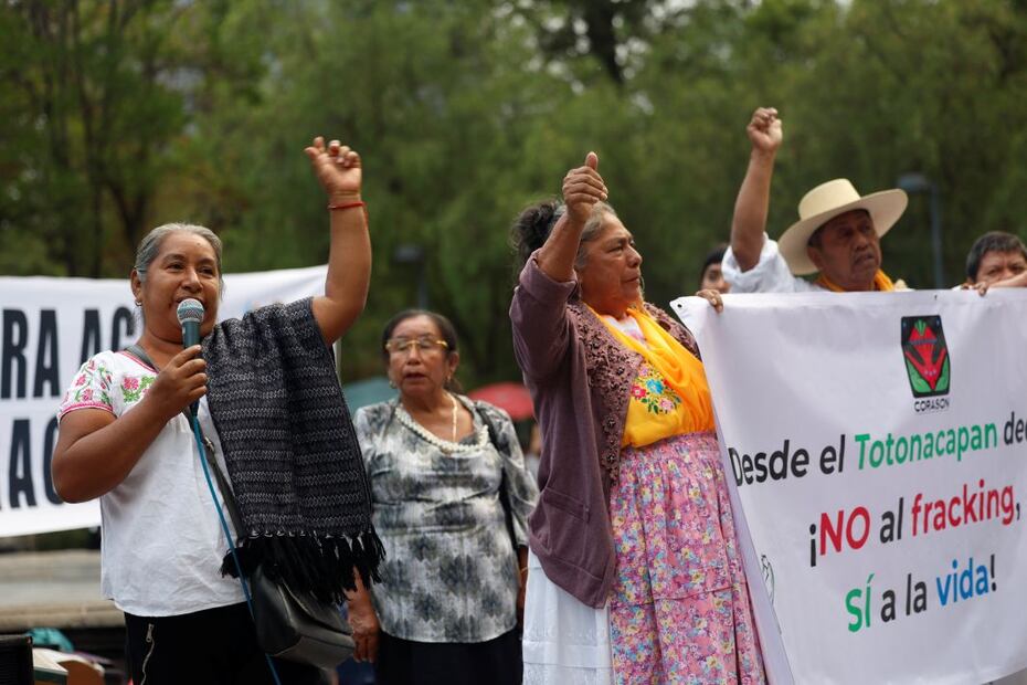 Marcha contra el “fracking sustentable” impulsado por la presidenta de México, Claudia Sheinbaum, este viernes en Ciudad de México (México). EFE/ Sáshenka Gutiérrez