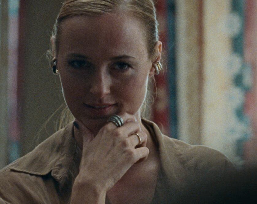 Renate Reinsve interpreta a Elisabeth, la actriz y madre de risa nerviosa e incontrolable.