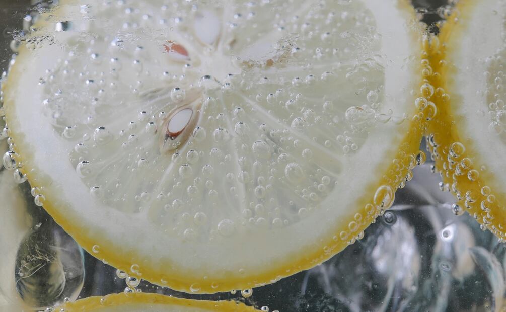 Beneficios del agua mineral con limón. Foto: Pexels