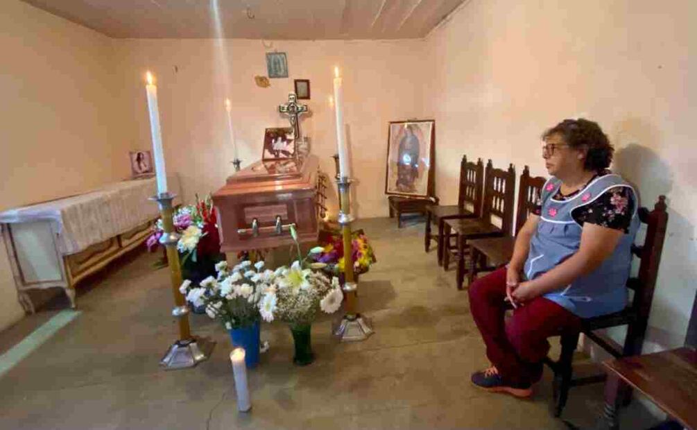 Velorio de Montserrat, quien fue asesinada por su pareja sentimental en la colonia Anáhuac. Sus papás, Rosa Icela Gómez y Armando Juárez, exigen justicia, que su homicida nunca salga de la cárcel. Familiares y amigos de Monse, se dieron cita en la casa de campo que tienen sus abuelos en Hueypoxtla. Foto: Valente Rosas. EL UNIVERSAL