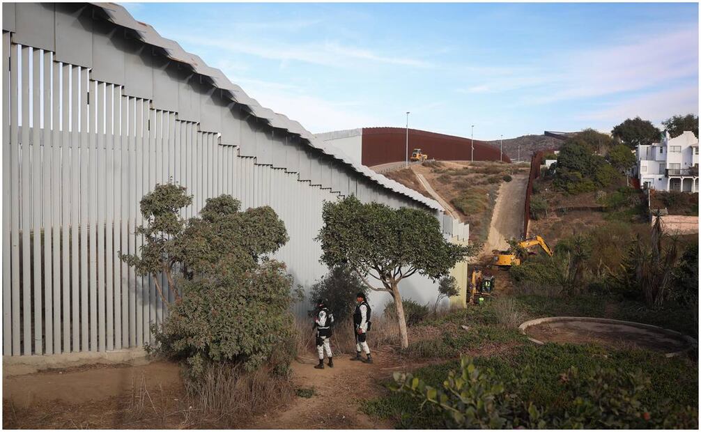 Ante el incremento de cruces irregulares de personas no documentadas de México hacia EU, la patrulla fronteriza intensificó trabajos de vigilancia y reforzamiento en muros de Tijuana. Foto: Diego Simón / EL UNIVERSAL