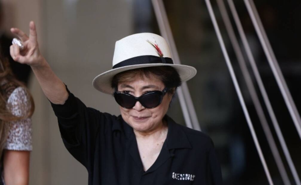 Feministas reivindican a Yoko Ono en sus 90 años