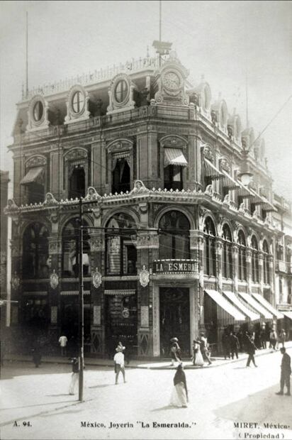 Imagen del edificio La Esmeralda a inicios del siglo XX, cuando era una famosa joyería del mismo nombre. Se observa a la gente caminar por las calles con sombreros y faldas largas, postal que nos transporta a esa época. ESPECIAL.