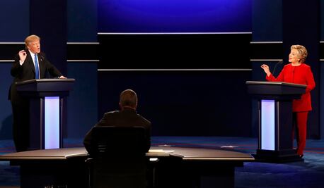 Trump no revela declaración fiscal porque "oculta algo": Clinton