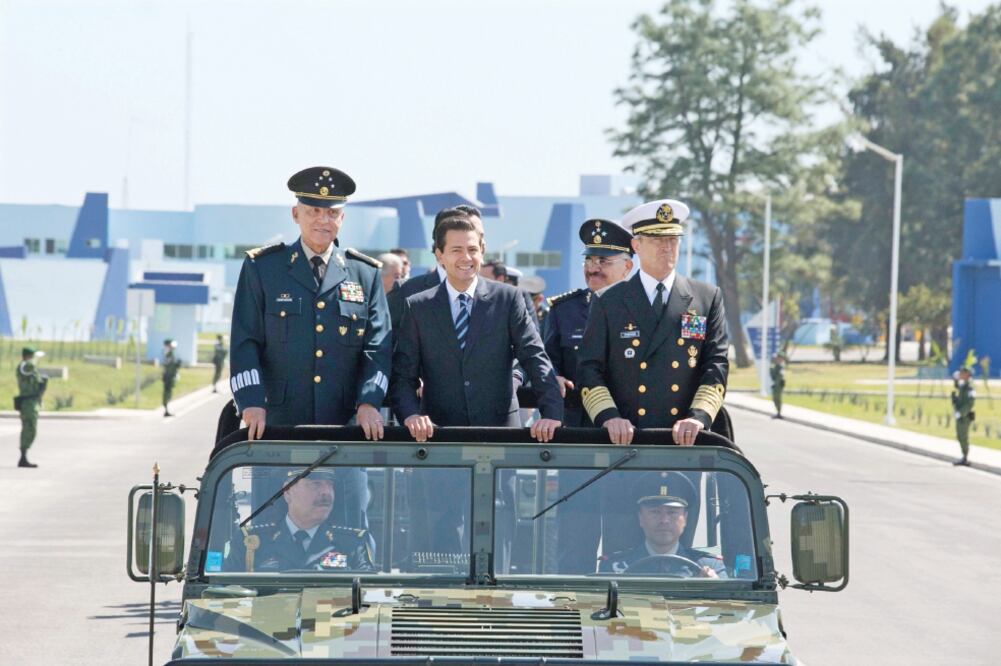 En compañía de los titulares de la Sedena, Salvador Cienfuegos (izq.), y de la Marina, Vidal Francisco Soberón (der.), el presidente Enrique Peña Nieto encabezó la ceremonia de inauguración de las instalaciones de la Base Aérea Militar número 5. (PRESIDE)