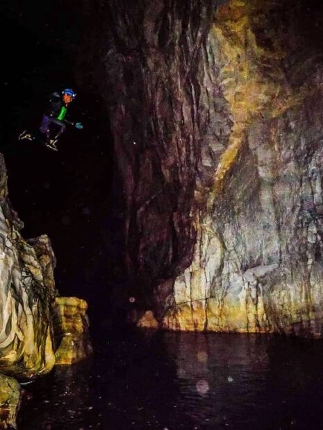 En las Grutas de Cacahuamilpa recorre un río subterráneo secreto