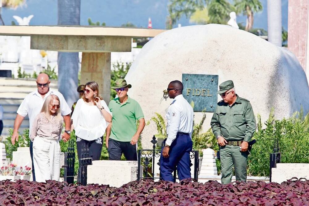 Dalia Soto del Valle, viuda de Fidel Castro, acompañada por dos de sus hijos, visita la tumba del líder de la revolución cubana Fidel Castro en el cementerio Santa Ifigenia, en vísperas del “Día de la Rebeldía Nacional” (ERNESTO MASTRASCUSA. EFE)
