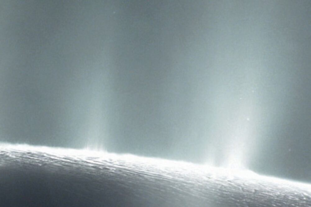 Ilustración de la NASA que muestra a la sonda espacial Cassini sobre Encélado, una luna de Saturno (EFE. NASA)