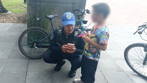 Policías resguardan a niño de 6 años extraviado en Chapultepec; se reúne con sus padres