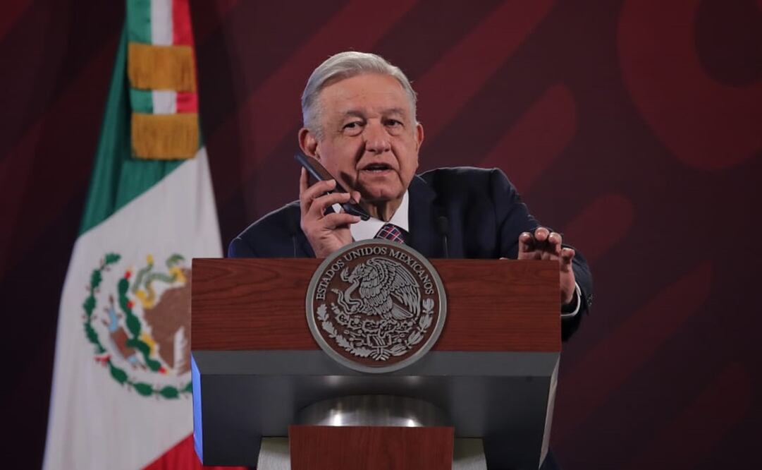 El presidente Andrés Manuel López Obrador realizó una llamada telefónica en vivo al general Isidoro Pastor, director general del AIFA. Foto: Fernanda Rojas /EL UNIVERSAL