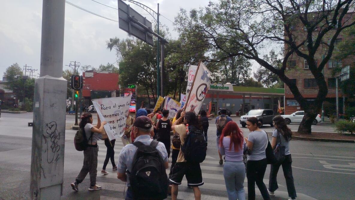Estudiantes y docentes de la Licenciatura en Artes Circenses Contemporáneas (LACC), pertenecientes a la organización Cirko de Mente, bloquearon esta tarde ambos sentidos de Avenida Insurgentes Sur, a la altura de Avenida de la Paz, causando serios problemas viales y afectaciones en el Metrobús. (Foto: especial)