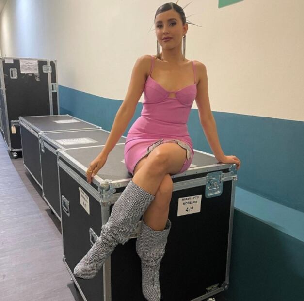 Paulina Goto enciende las redes en bikini dorado