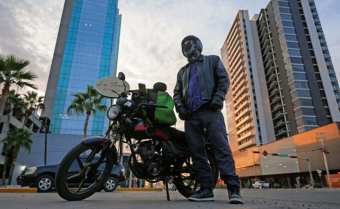 En Sonora, su trabajo de repartidor le permite lo que en Venezuela es un lujo: una despensa completa, comprar ropa, salir ocasionalmente al cine o comer en un restaurante. Foto: Javier Escobar
