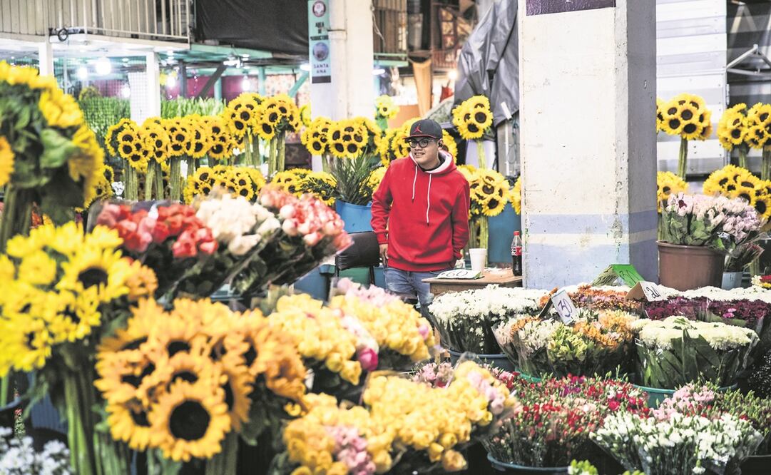Para celebrar este 14 de febrero y en cualquier ocasión especial, en el Mercado de Jamaica se pueden encontrar todo tipo de flores, desde las tradicionales rosas, hasta coloridos tulipanes, orquídeas y girasoles, así como arreglos llenos de creatividad.