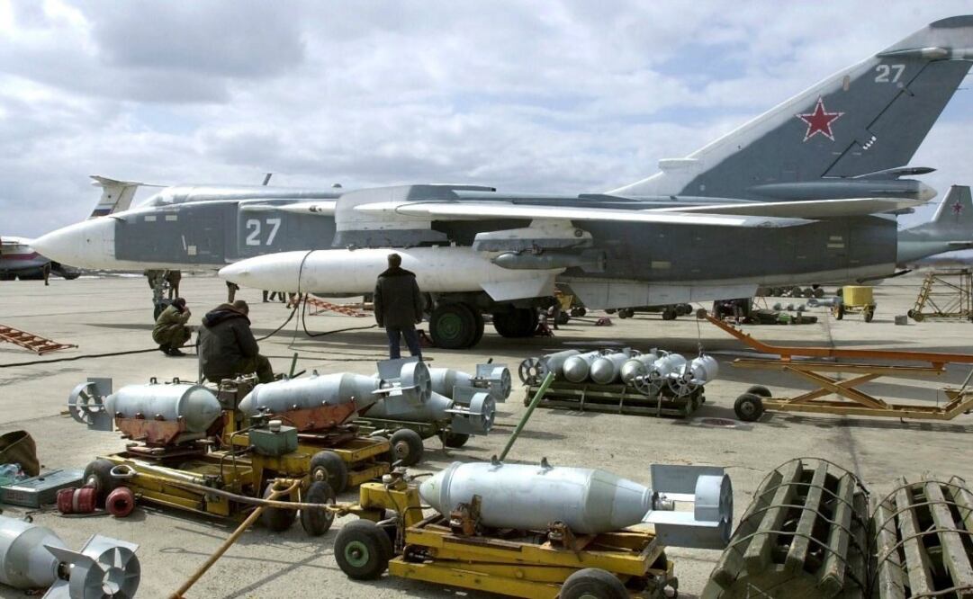 Imagen de archivo de un avión SU-24. Foto: EFE