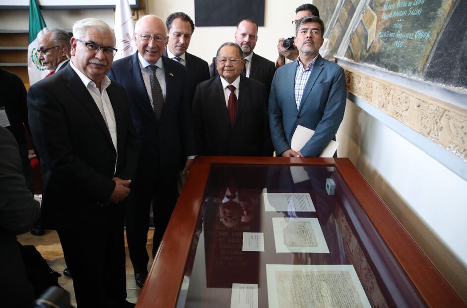 El 19 de julio de 2023, en la Ciudad de México, el Embajador de Estados Unidos en México, Ken Salazar, y el titular del Archivo General de la Nación, Carlos Enrique Ruiz Abreu, repatriaron un documento firmado por Hernán Cortés, el cual estaba destinado a ser subastado en Estados Unidos. Fotografía: Germán Espinosa/EL UNIVERSAL.