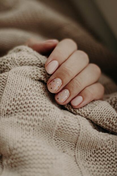 Uñas en colores neutros para Año Nuevo. Foto: Pexels